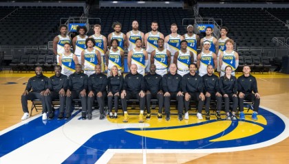 下赛季见！步行者官方晒出本赛季全家福，哈利伯顿C位入镜